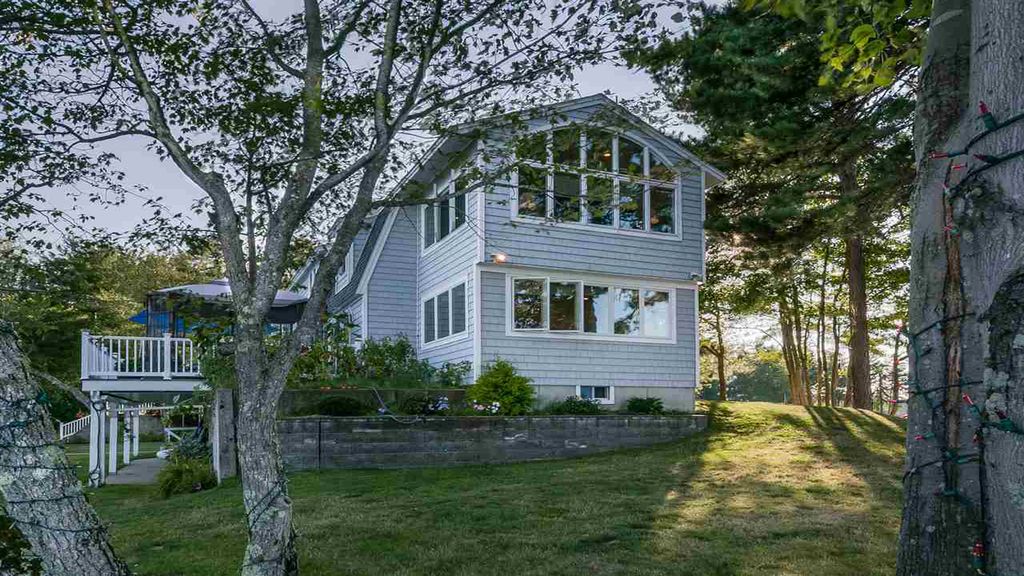 Waterfront Lake House on Ossipee Lake in Ossipee New Hampshire